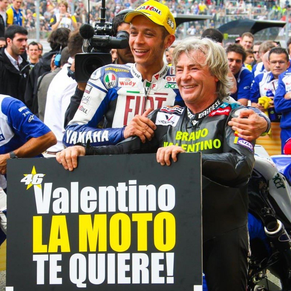 Валентино Роси е сред малцината с повече победи в MotoGP от Нието и сред мнозината мото-легенди, които изказаха съболезнованията си след скръбната вест. Двамата се появиха на един мотоциклет, пилотиран от испанеца, след състезанието, в което Доктора изравни постижението му от 90 успеха на пистата - те държаха надпис 90+90.
