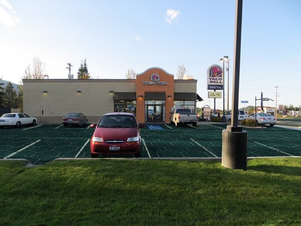 Така би изглеждал паркинга на ресторант за бърза закуска, ако се покрие със соларни панели