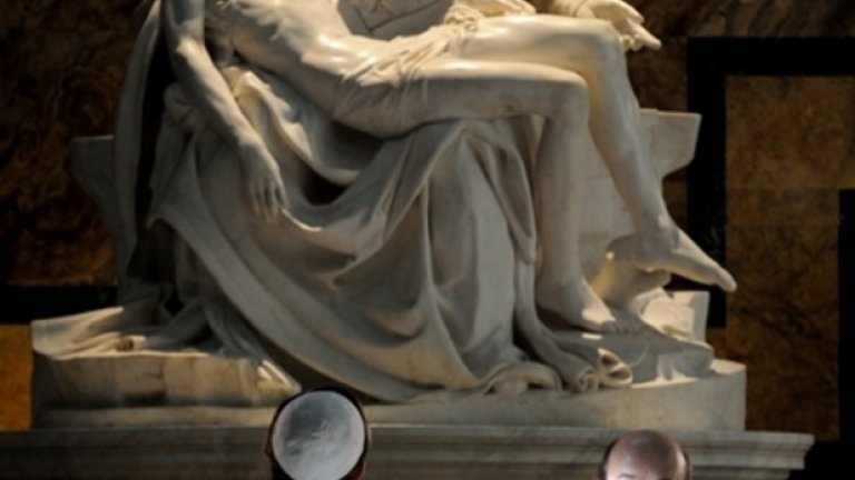 Джуд Лоу е папата, който пуши