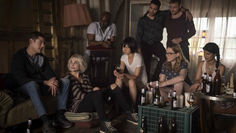 Sense8
Представете си, че притежавате специфична телепатична връзка с всички хора по света, които са се родили в същия момент, когато и вие. Че можете да виждате света около тях, да виждате тях самите и да влизате в кожата им (когато трябва). Би било страхотно. Това е основната идея и на сериала Sense8, който проследява именно такъв един клъстър от хора, имащи такава връзка помежду си. И всичко за тях би било супер, ако не ги преследваше мощна и безскрупулна организация, чиято цел е да овладее силите им. Сериалът има 2 сезона и се прие изключително положително сред голяма част от зрителите. И все пак ако политическата коректност и мултикултурността не ви понасят особено добре, по-добре прескочете към следващото предложение.