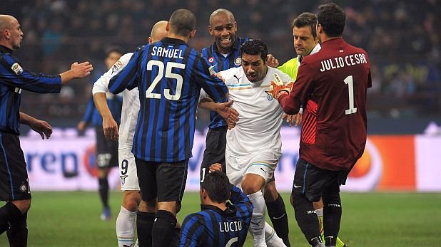 По принцип Лацио и Интер са в приятелски отношения, но мачът в неделя е с огромен залог и сигурно ще изобилства от подобни сцени