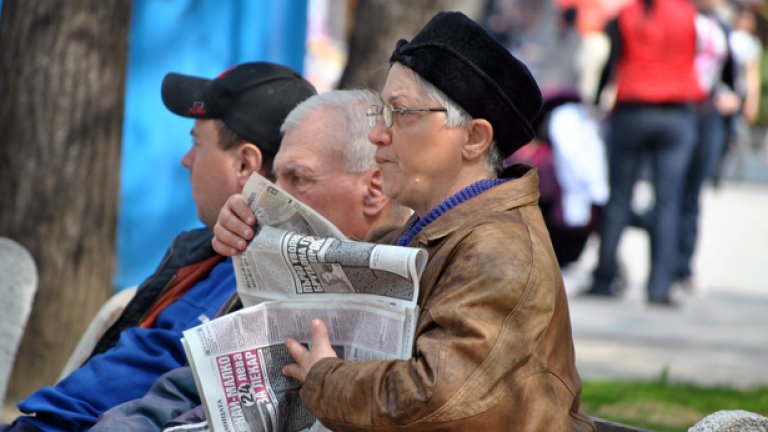 Според вестникарските шефове, Баба Пена от Горно Нанадолнище се интересува преимуществено от цената на олиото, прогнозата за времето, ще плаща или няма да плаща такса за преглед при джипито и колко ще е зарзаватът напролет и олиото - наесен, когато прави туршиите...