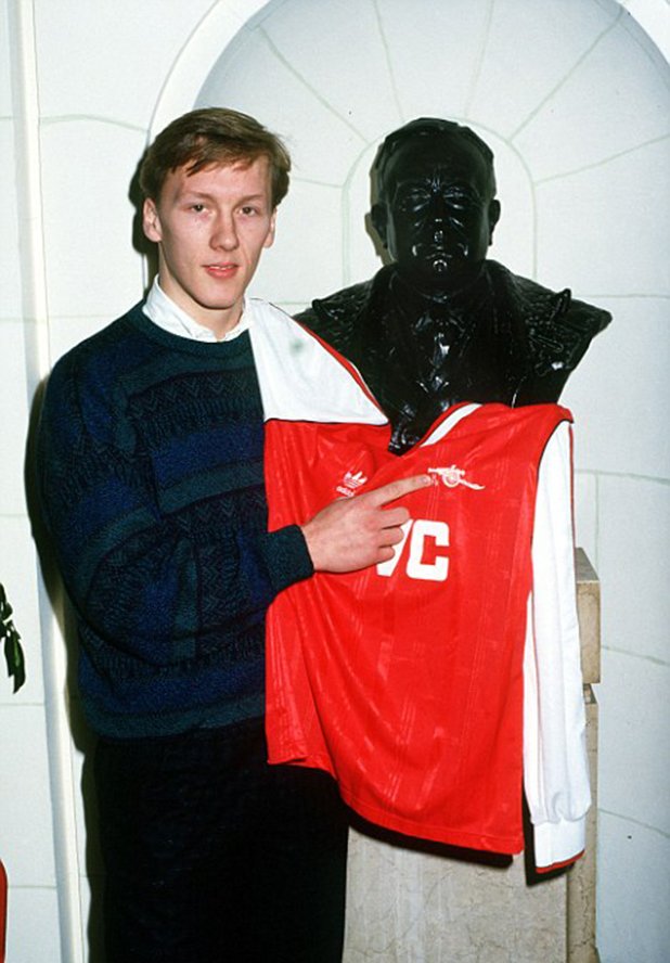 Лий Диксън дойде в Арсенал от Стоук Сити за 375 хил. паунда през 1988-а. Той остана при "топчиите" цели 14 години.