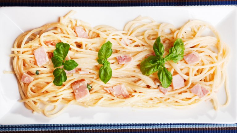 Аромат на босилек, паста и вино