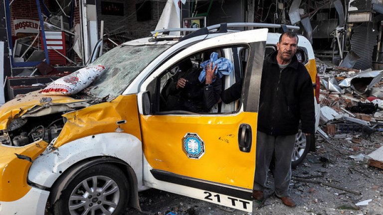 Международната общност осъди арестите на опозицията в Турция

На снимката: Шофьор на такси се е намирал в близост до експлозията в Диарбекир. Осем души загинаха, а около 100 бяха ранени, след като избухна кола-бомба.