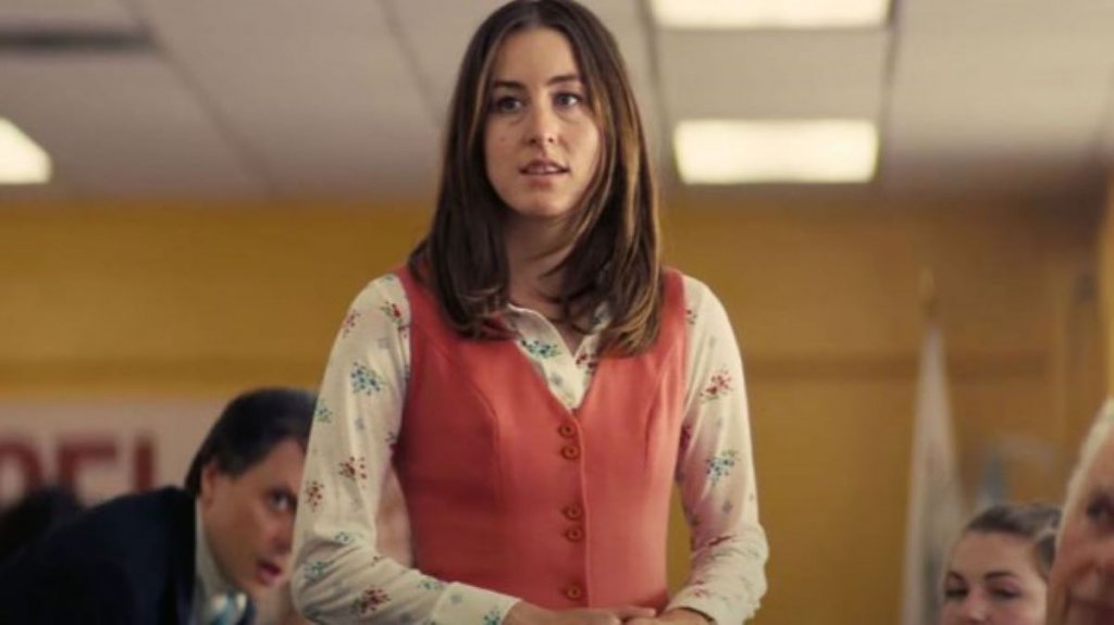 Licorice Pizza
Metacritic: 91
Rotten Tomatoes: 92%
Ако заглавието ви е непознато, не се притеснявайте. За лентата на Пол Томас Андерсън се зашумя след обявяването на наградите “Златен глобус” и по отзивите може да се съди, че филмът си заслужава да се види. Премиерата в САЩ е предвидена за 25 декември, но според кинокритиците това е най-забавният и личен филм в 30-годишната кариера на Андерсън.
Филмът проследява взаимоотношенията на между помощник-фотографка и 15-годишен начинаещ предприемач, които изживяват първата си любов и първата си мания по холивудските типажи.