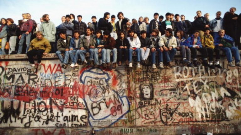 "Берлинската стена не е изчезнала, а както се казва - просто е променила агрегатното си състояние. От бетонена постройка се е превърнала в чувство. И това може би се случи още в деня, след който хората за първи път се изкачиха върху стената, празнуваха, танцуваха и плакаха"