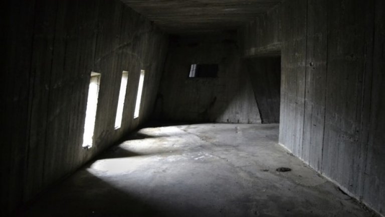 Вътрешността на паметника представлява сложен лабиринт от зали и коридори, които днес тънат в мрак. Зловещ коридор пък отвежда до изоставен бункер, скрит дълбоко под земята.