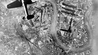 Heinkel_He_111_over_Wapping,_East_London