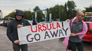 Демонстрацията е заради посещението на Урсула фон дер Лайен в България