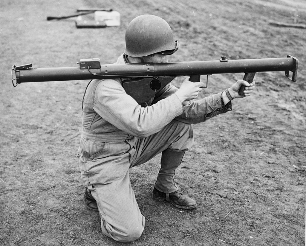 1270px-Soldier_with_Bazooka_M1