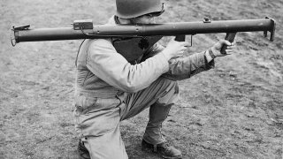 1270px-Soldier_with_Bazooka_M1