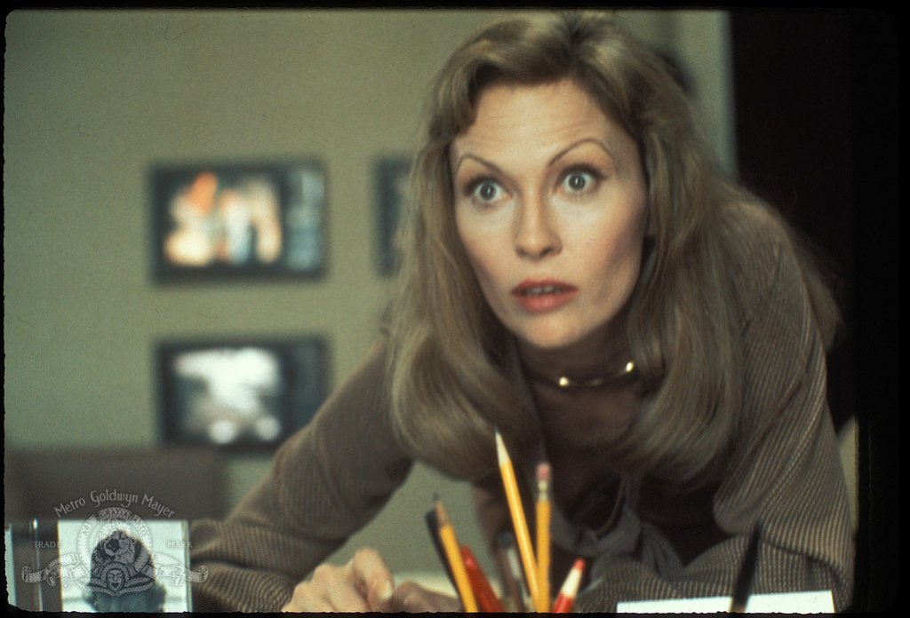 Фей Дънауей в Network (1976)
Филм пропит със седемдесетарска енергия, много успешен, но и много прехвален. Също важи и за изпълнението на Фей Дънауей, която играе телевизионен продуцент, имащ връзка с директора на телевизията (в ролята е Уилям Холдън