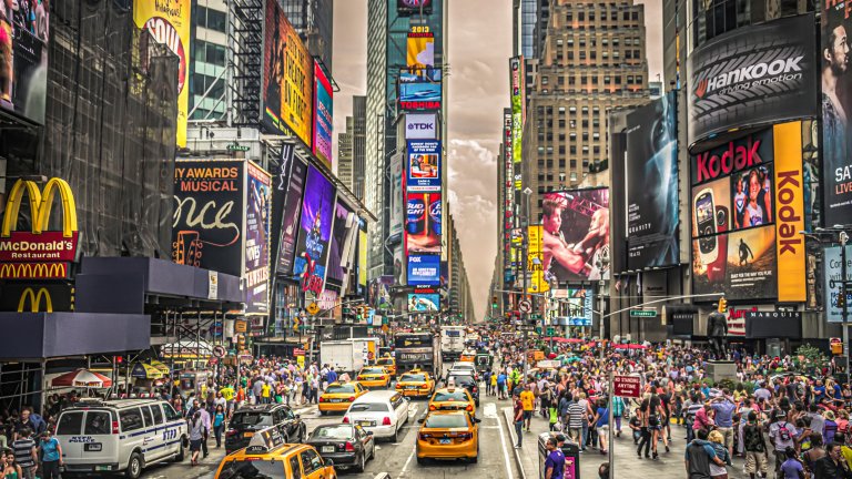 Ню Йорк привлича милиони туристи и търсенето на евтини места за настаняване е голямо.