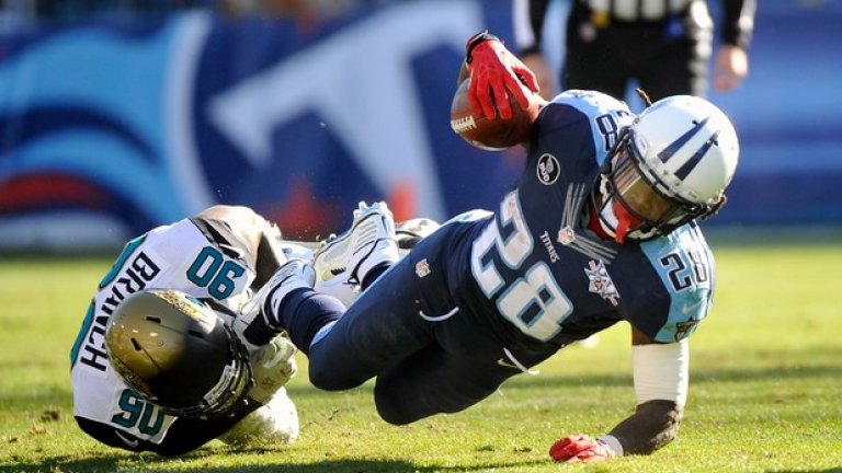 Крис Джонсън е като оса между защитниците на съперника и трудно бива спиран, докато трупа ярдове за отбора си.