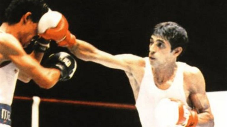 Ивайло Маринов пуши цигара и бие Карбахал

Преди да спечели титлата в Сеул `88, Ивайло Маринов (48 кг.) е спрян да участва в други две големи състезания. Заради бойкота на олимпийските игри в Лос Анджелис през 1984 г. изпуска сигурна титла, а две години по-късно го свалят от самолета точно преди излитането за световното първенство в Рино с аргумента, че може да избяга в САЩ заради възродителния процес и смяната на истинското му име, което е Исмаил Мустафов. В Сеул варненецът помита първите си четирима противници с по 5:0, но на финала се пада с „американското торнадо” Майкъл Карбахал. Точно преди двубоя Маринов нещо се смущава и излиза навън да изпушат по цигара с пратеника на БТА и боксов експерт Валентин Серафимов, който успява да го окуражи само за няколко минути. „Гледай сега какво ще го направя този американец!”, отсича Ивайло след последното смукване от фаса. Резултатът е 5:0 за новия олимпийски шампион от България. След мача някой колекционер на реликви открадва гащетата му от хотелската стая. За титлата варненецът получава орден „Георги Димитров”, лека кола „Волга” и 2500 долара, които по собствените му признания пропива с приятели.
