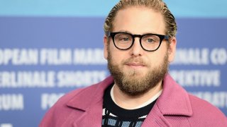 Новите слухове около предстоящия филм на Мат Рийвс са, че се водят преговори с Джона Хил за това той да изиграе един от злодеите, които ще се изправят срещу Батман (Робърт Патинсън).