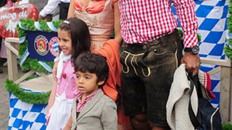 Данте спази дрескода и беше доста атрактивен.