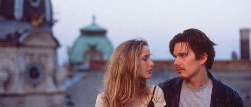 \"Преди изгрев\" (Before Sunrise, 1995)
“Преди изгрев“, един от най-известните филми на Ричард Линклейтър, е един от филмите, които нарушават правилото „показвай, не казвай“. В него в основата на действието е именно разговорът между двама души. Това,