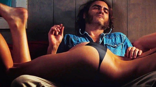 Inherent Vice

Новият филм на великия Пол Томас Андерсън е базиран на едноименния роман на Томас Пинчън и описва обвитите в мъгла от марихуана приключения на частния детектив с хипарски дух и дрескод, и уклон към консумацията на леки опиати Лари „Док“ Спортело, изигран болезнено добре от Хоакин Финикс. 

Док е замесен в сложна схема с отвличане от бившата си приятелка (Катерин Уотърсън) и оттук започва цветната му като LSD-халюцинация авантюра, наситена с идиосинкретични образи и тревожно забавни ситуации.

С Inherent Vice Пол Томас Андерсън възроди поджанра на „напушения ноар“, експлоатиран от други титани – братята Коен, в техния опус магнум от 1998-а „Големият Лебовски“. Пресечните точки между двете заглавия са много и превръщат гледането на двата филма един след друг и в подходяща компания в особено вълнуващ ритуал. 

Седемдесетарската хипи-атмосфера на Ел Ей и великанските актьорски изпълнения на Финикс, Бенисио Дел Торо, Джош Бролин и компания са нещо, което не бихте искали да изпуснете, ако харесвате качественото кино.