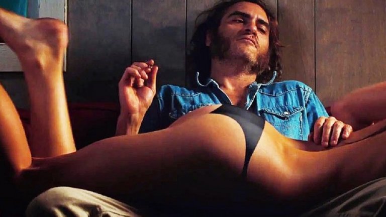 Inherent Vice
Новият филм на великия Пол Томас Андерсън е базиран на едноименния роман на Томас Пинчън и описва обвитите в мъгла от марихуана приключения на частния детектив с хипарски дух и дрескод, и уклон към консумацията на леки опиати Лари „Док“ Спортело, изигран болезнено добре от Хоакин Финикс. 
Док е замесен в сложна схема с отвличане от бившата си приятелка (Катерин Уотърсън) и оттук започва цветната му като LSD-халюцинация авантюра, наситена с идиосинкретични образи и тревожно забавни ситуации.
С Inherent Vice Пол Томас Андерсън възроди поджанра на „напушения ноар“, експлоатиран от други титани – братята Коен, в техния опус магнум от 1998-а „Големият Лебовски“. Пресечните точки между двете заглавия са много и превръщат гледането на двата филма един след друг и в подходяща компания в особено вълнуващ ритуал. 
Седемдесетарската хипи-атмосфера на Ел Ей и великанските актьорски изпълнения на Финикс, Бенисио Дел Торо, Джош Бролин и компания са нещо, което не бихте искали да изпуснете, ако харесвате качественото кино.