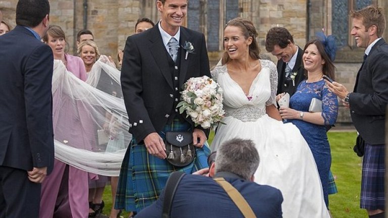 Двамата сключиха брак през април.