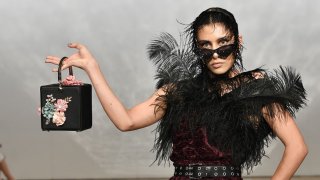 Модерната кошница
Безспорно 2022-ра ще е годината на чантите във форма на кошница. В карамелени или неутрални тонове, те са достатъчно обемни, за да поберат целия ви арсенал от вещи и са достатъчно компактни, за да ги носите, както ви е удобно.