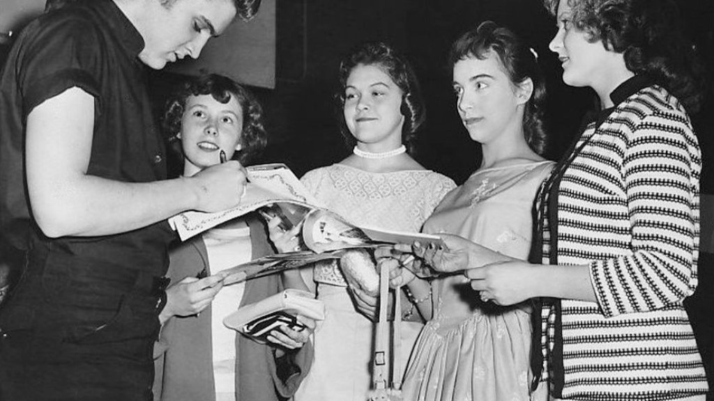 Elvis_signs_autographs_in_Minneapolis_1956
