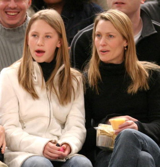 С майка си на баскетболен мач през 2004 г.