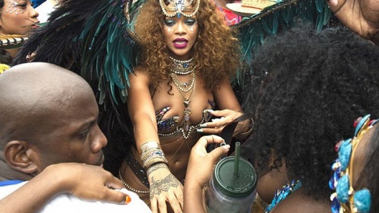 Хамилтън купонясва с Риана в Барбадос