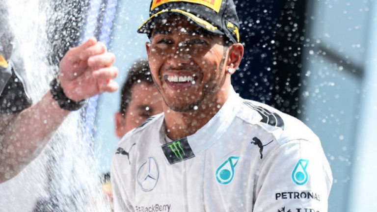 Световният шампион Люис Хамилтън преследва третата си световна титла с Mercedes, но дали догодина няма да се озове във Ferrari?