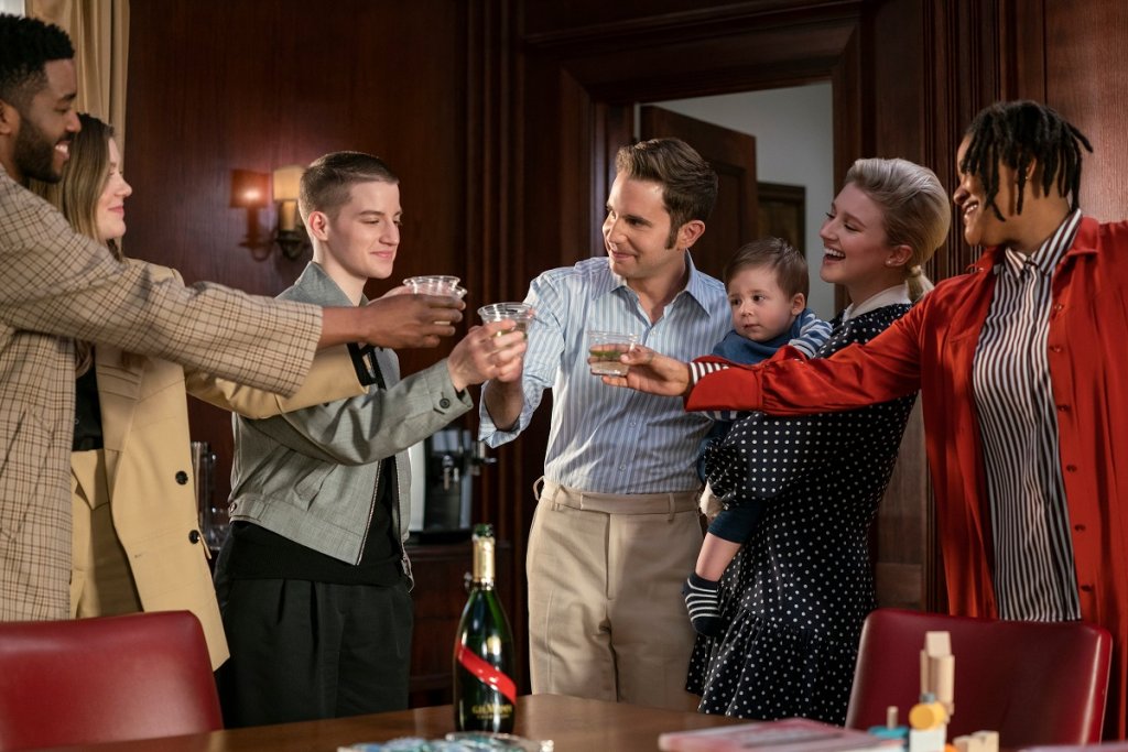 “Политикът” (The Politician)
Сатиричното шоу осмива американската политика през личната история на главния герой Пейтън Хобарт (Бен Плат). Още от 7-годишен той е решен да се кандидатира за президент на САЩ, а амбициите му са подкрепени от властната му майка, в чиято роля е Гуинет Полтроу. Работата им започва от кандидатурата на Пейтън за президент на студентския корпус  в университета “Бъркли”, която приемат много насериозно. 
Въпреки че става въпрос само за студентски избори, Пейтън и майка му организират мащабна кампания с идеята да я използват и когато се кандидатира за държавен глава на САЩ.