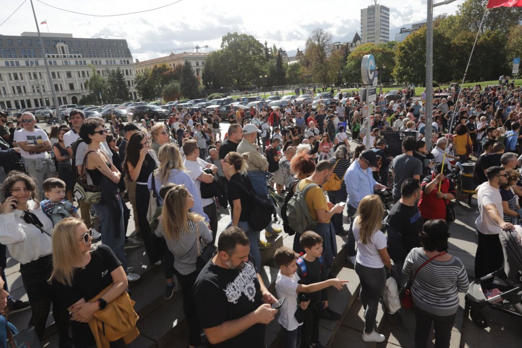 Протест в София заради отмяната на машинния вот (снимки)