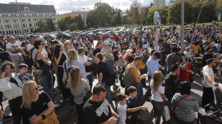 Протест в София заради отмяната на машинния вот (снимки)
