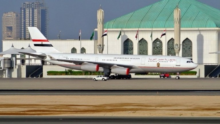 Airbus A340-200, Египет
Въпреки че базовият модел може да се закупи за 87 млн. долара, правителството на Египет е оборудвало този самолет за общо 166 млн. долара. Airbus A340-200 може да измине с едно зареждане 9000 въздушни мили. Този модел е любимия избор на много политически елити и е на висока почит сред превозвачи като  Lufthansa, Iberia, South African, Swiss International. Пилотската кабина е изцяло от стъкло, има LCD-екрани и опция за in-flight entertainment.