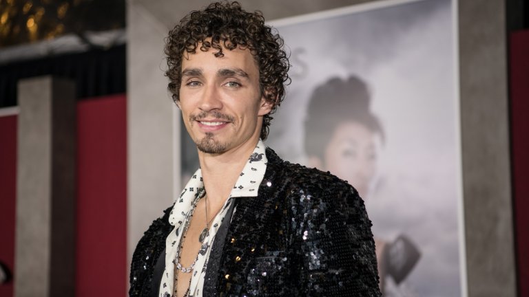 Робърт Шийън (познат от "Misfits") е в ролята на Клаус - особнякът наркоман, който разговаря с мъртвите