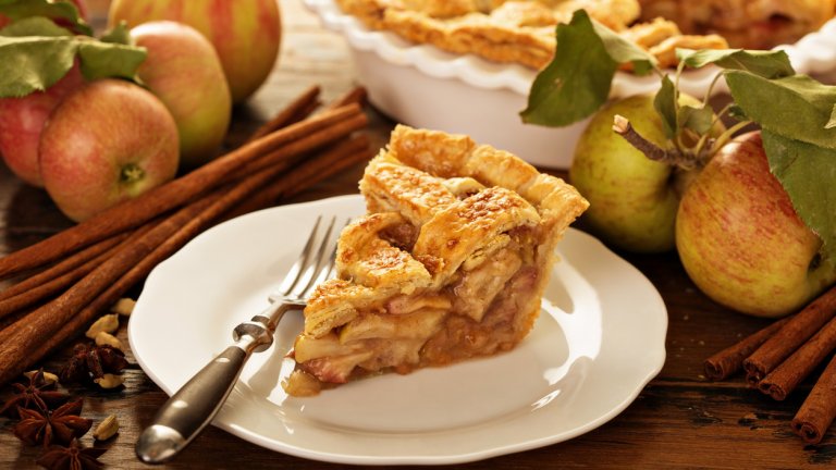 Ябълков пайЗа ябълковия пай са ни необходими два листа готово бутер тесто – от единия изрязваме по-голям кръг, който да покрие дъното и стените на форма за пай, а от втория изрязваме „капака“ на пая. След това в дълбока купа смесваме 4 ябълки – обелени и нарязани на груби парчета – с чаша захар, половин чаша царевично нишесте, малко олио и 4-5 лъжици канела. 
Разбъркваме добре, за да полепнат захарта, нишестето и канелата, и изсипваме върху основата. Отгоре слагаме втория кръг бутер тесто, като можем да го нарежем на ленти за по-красив резултат. Печем в загрята на 170 градуса фурна до златисто и сервираме със сладолед или сметана.