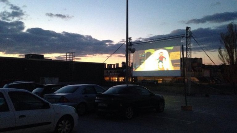Прожекция на "Българ" на ниво 3 на паркинга на мол Сердика, по време на пътуващото Автокино