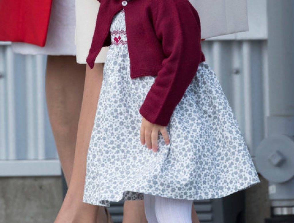 Шарлот е на посещение в Канада, където е забелязана облечена с жилетка и обувки в еднакъв цвят бордо.