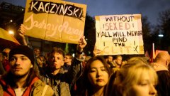 Противници на законопроекта  излязоха на протест срещу промените, които предвиждат забрана на сексуалното образование, пред парламента във Варшава. Законопроектът произтича от инициативата "Спрете педофилията“, социална кампания, организирана от консервативни католически групи, която има за цел "да осигури правна защита на децата и младите хора срещу сексуалната активност сред непълнолетнитe".