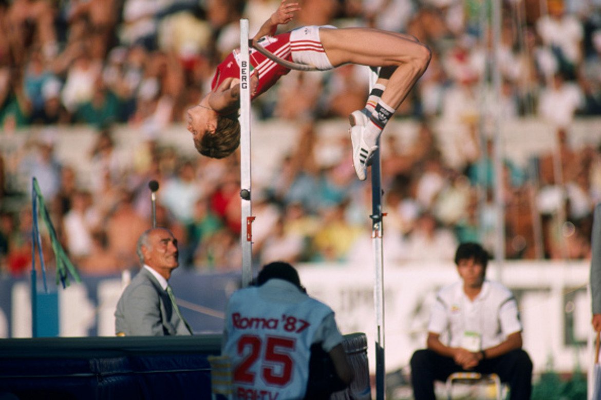 Стефка Костадинова, скок височина

В тази дисциплина световните рекорди с българско участие при жените са общо пет. През 1972 г. в Загреб Йорданка Благоева скача 1.94 м. Дванадесет години по-късно Людмила Жечева – Андонова регистрира ново върхово постижение с 2.07 м, преди да бъде наказана за допинг през следващия сезон. 
После удря часът на Стефка Костадинова. В края на май 1986 г. пловдивчанката първо изравнява рекорда на Жечева, след това го подобрява с един сантиметър. На 30 август 1987 г. на световното първенство в Рим Стефка изнася голяма надпревара за шампионската титла срещу Тамара Бикова от СССР. След като си осигурява златния медал с 206 см, българката поисква още три опита, за да бие собствения си световен рекорд. При второто скачане Костадинова прелита успешно над летвата и вдига на крака препълнения олимпийски стадион в древния град – 209 см! 
В следващите 30 години най-близо до рекорда са хърватката Бланка Влашич с 208 см (2009) и Анна Чичерова от Русия с 207 см (2011). През последните пет сезона обаче най-добрите постижения са доста по-надолу.
