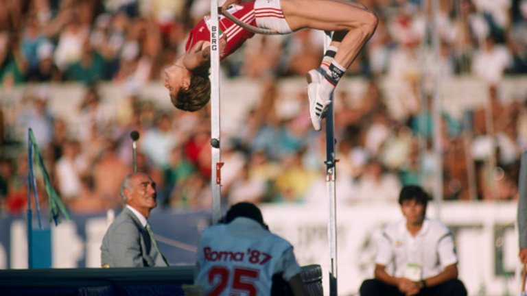 Стефка Костадинова, скок височина

В тази дисциплина световните рекорди с българско участие при жените са общо пет. През 1972 г. в Загреб Йорданка Благоева скача 1.94 м. Дванадесет години по-късно Людмила Жечева – Андонова регистрира ново върхово постижение с 2.07 м, преди да бъде наказана за допинг през следващия сезон. 
После удря часът на Стефка Костадинова. В края на май 1986 г. пловдивчанката първо изравнява рекорда на Жечева, след това го подобрява с един сантиметър. На 30 август 1987 г. на световното първенство в Рим Стефка изнася голяма надпревара за шампионската титла срещу Тамара Бикова от СССР. След като си осигурява златния медал с 206 см, българката поисква още три опита, за да бие собствения си световен рекорд. При второто скачане Костадинова прелита успешно над летвата и вдига на крака препълнения олимпийски стадион в древния град – 209 см! 
В следващите 30 години най-близо до рекорда са хърватката Бланка Влашич с 208 см (2009) и Анна Чичерова от Русия с 207 см (2011). През последните пет сезона обаче най-добрите постижения са доста по-надолу.
