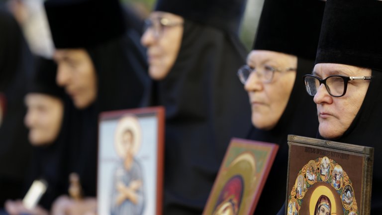 Рокери, свещеници с икони и русофили на протест срещу EuroPride в Белград (Снимки)