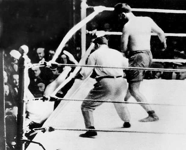 2. Бикът от Пампасите: Джак Демпси - Луис Анхел Фирпо. 14 септември 1923 г., Ню Йорк. Мачът е исторически - за първи път боксьор от Южна Америка се бие за световната титла в тежка категория. Аржентинецът Фирпо е наричан Бикът от Пампасите, а за да го видят в Ню Йорк се стичат 80 000 фенове. В първите секунди Фирпо сваля Демпси в нокдаун, а след това американецът поваля 7 пъти поред аржентинеца (като седи над него и го сваля веднага отново, още няма правило за оттегляне в ъгъла при нокдаун). Но Фирпо удря отново и то така, че изхвърля Демпси през въжетата на ринга! При падането той си удря главата в пишеща машина на първите редове, а чак 14 секунди по-късно се изправя и връща на ринга. Но съдията не обявява нокаут и Демпси поваля съперника окончателно рунд по-късно. И до днес се спори, че Бикът е трябвало да спечели.