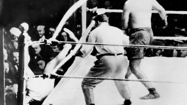 2. Бикът от Пампасите: Джак Демпси - Луис Анхел Фирпо. 14 септември 1923 г., Ню Йорк. Мачът е исторически - за първи път боксьор от Южна Америка се бие за световната титла в тежка категория. Аржентинецът Фирпо е наричан Бикът от Пампасите, а за да го видят в Ню Йорк се стичат 80 000 фенове. В първите секунди Фирпо сваля Демпси в нокдаун, а след това американецът поваля 7 пъти поред аржентинеца (като седи над него и го сваля веднага отново, още няма правило за оттегляне в ъгъла при нокдаун). Но Фирпо удря отново и то така, че изхвърля Демпси през въжетата на ринга! При падането той си удря главата в пишеща машина на първите редове, а чак 14 секунди по-късно се изправя и връща на ринга. Но съдията не обявява нокаут и Демпси поваля съперника окончателно рунд по-късно. И до днес се спори, че Бикът е трябвало да спечели.