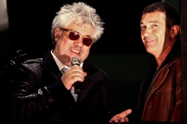 Ноември, 2011-та: режисьорът Педро Алмодовар и Антонио Бандерас отбелязват многогодишното си сътрудничество на парти в Бевърли Хилс