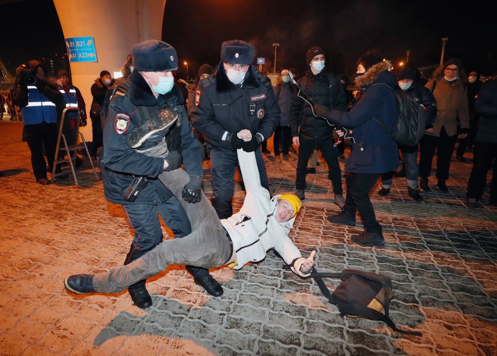 Кадър от задържането на привърженици на опозиционера на летище "Внуково" край Москва
