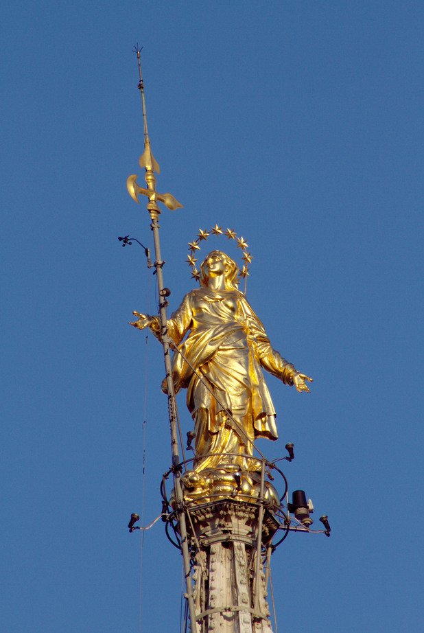 Наричат го Дерби де ла Мадонина заради статуята на Дева Мария на върха на катедралата Дуомо в Милано - Мадонина.
