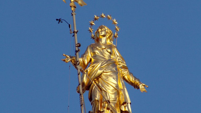 Един от символите на Милано - статуята на Дева Мария на върха на катедралата Дуомо. Дербито носи нейното име - Мадонина.
