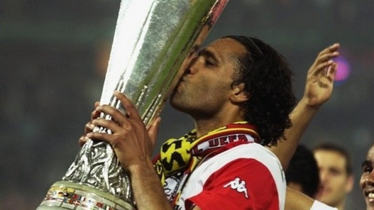 2002 г. Фейенорд - Борусия (Дортмунд) 3:2, Купа на УЕФА.
Борусия нямаше големи шансове... На стадиона на врага, в адската атмосфера на Ротердам. Но стана голям мач.
Пиер ван Хойдонк (на снимката) се превърна в герой с два гола, германците не се предадоха и гониха докрай изравняване. Червеният картон на Юрген Колер още в 30-ата минута не им помогна особено за каузата...